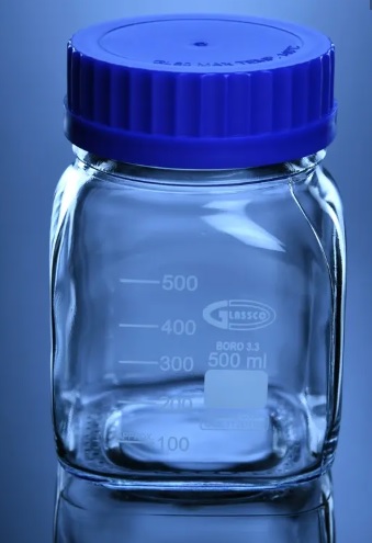 Frasco cuadrado graduado de vidrio autoclavable boro 3.3 con tapa azul. MARCA: GLASSCO